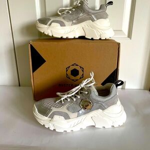 Moa Master of Arts Women Light Grey/Silver Sneakers 7.5/38 Mint